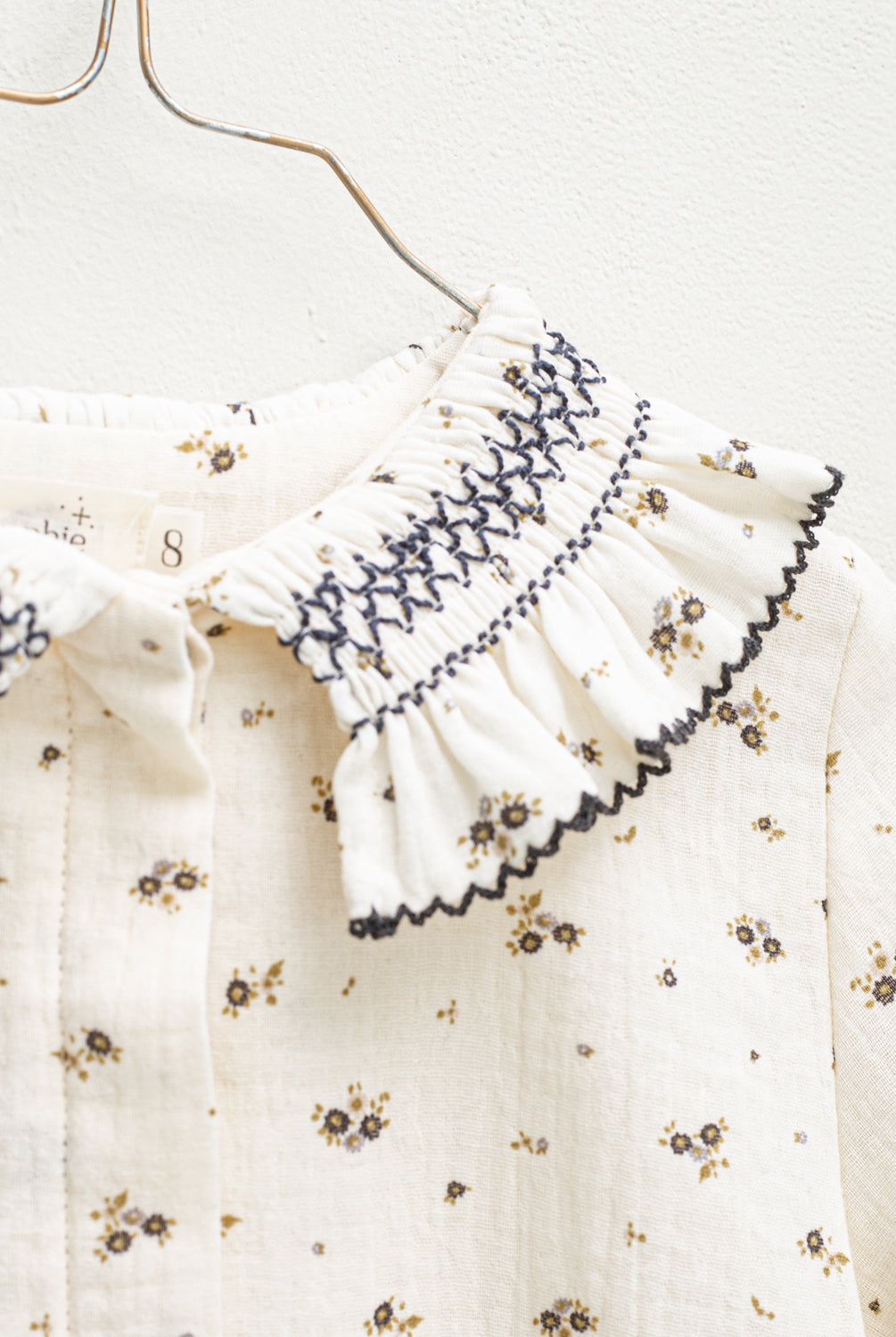 Blusa beige con flores y cuello nido de abeja Cosmosophie