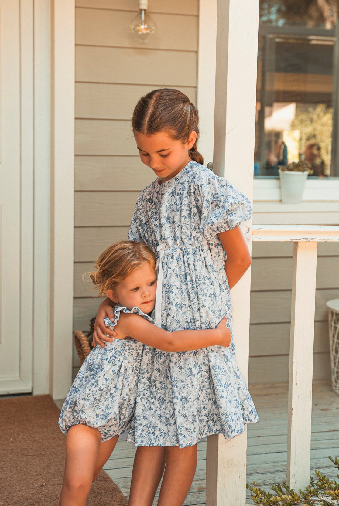 Vestido batista bordada estampado flores azules Cosmosophie