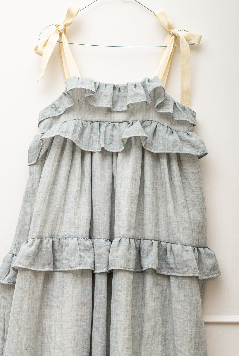 Vestido elegante adolescente en gris claro tirantes Cosmosophie