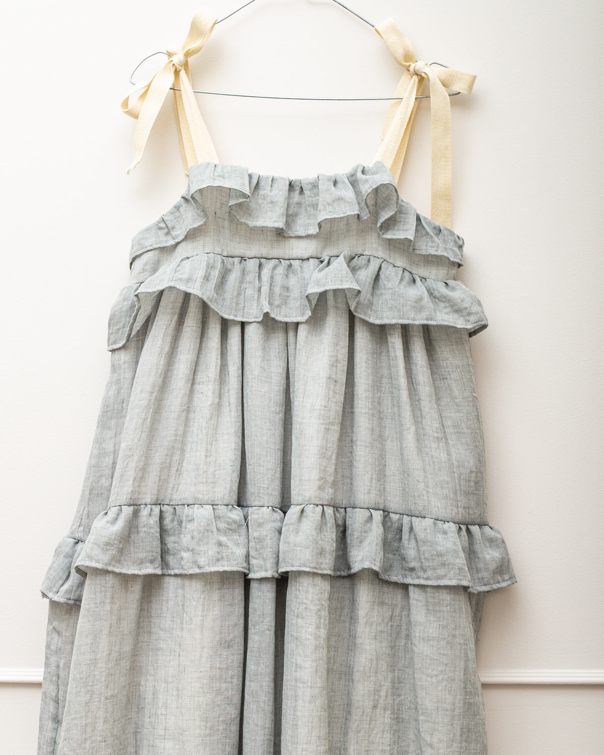 Vestido elegante adolescente en gris claro tirantes Cosmosophie