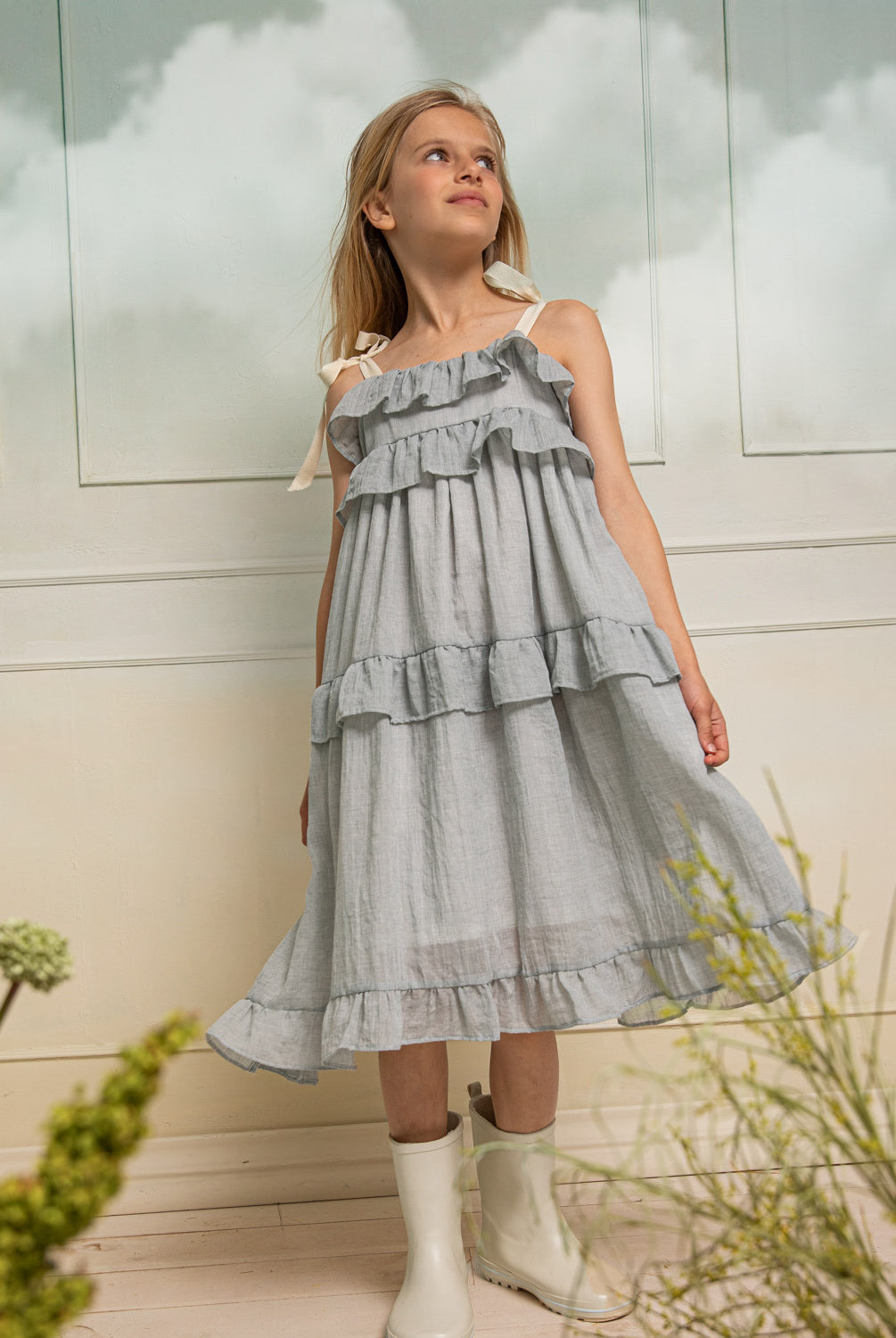 Vestido elegante adolescente en gris claro tirantes Cosmosophie