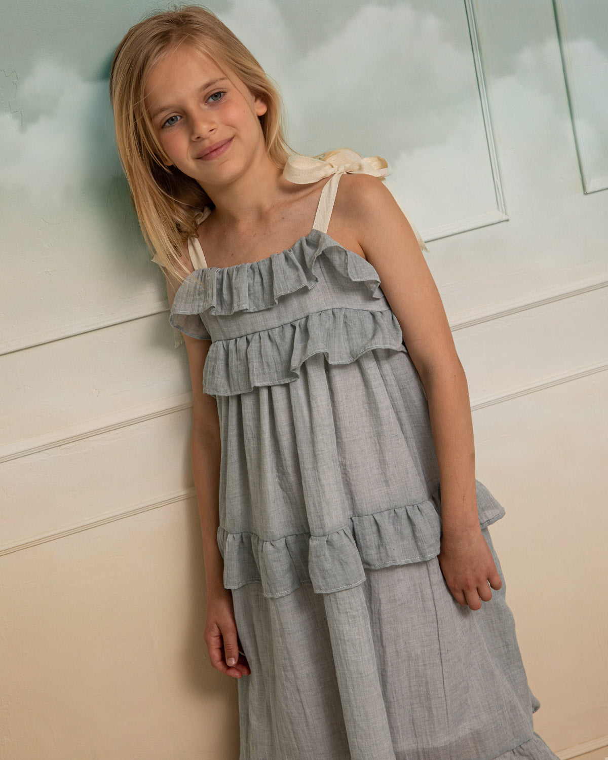 Vestido elegante adolescente en gris claro tirantes Cosmosophie