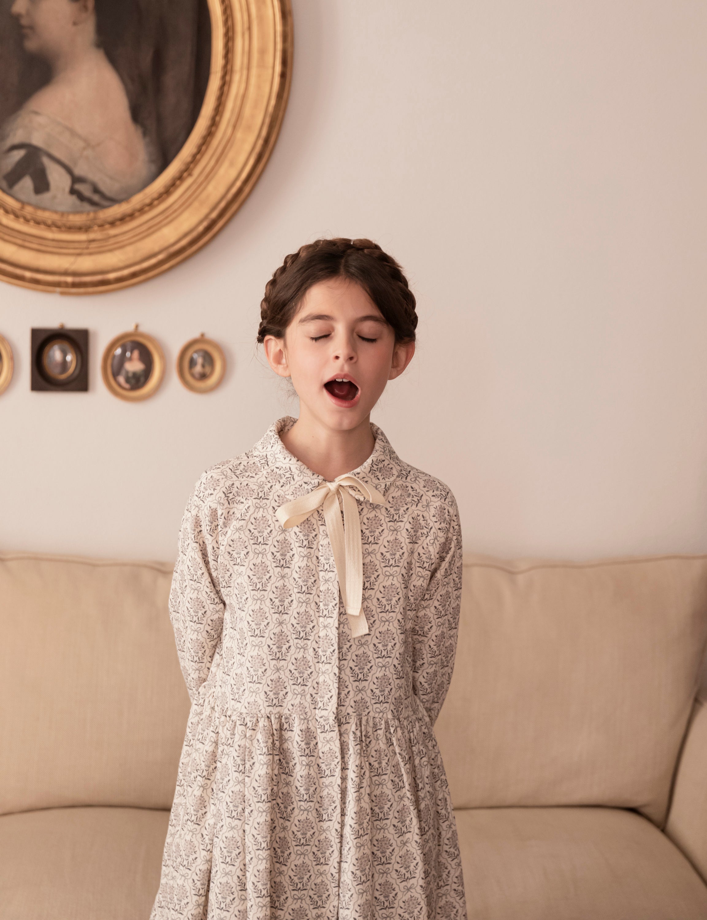 Vestido en beige con flores en gris y azul para adolescente Cosmosophie