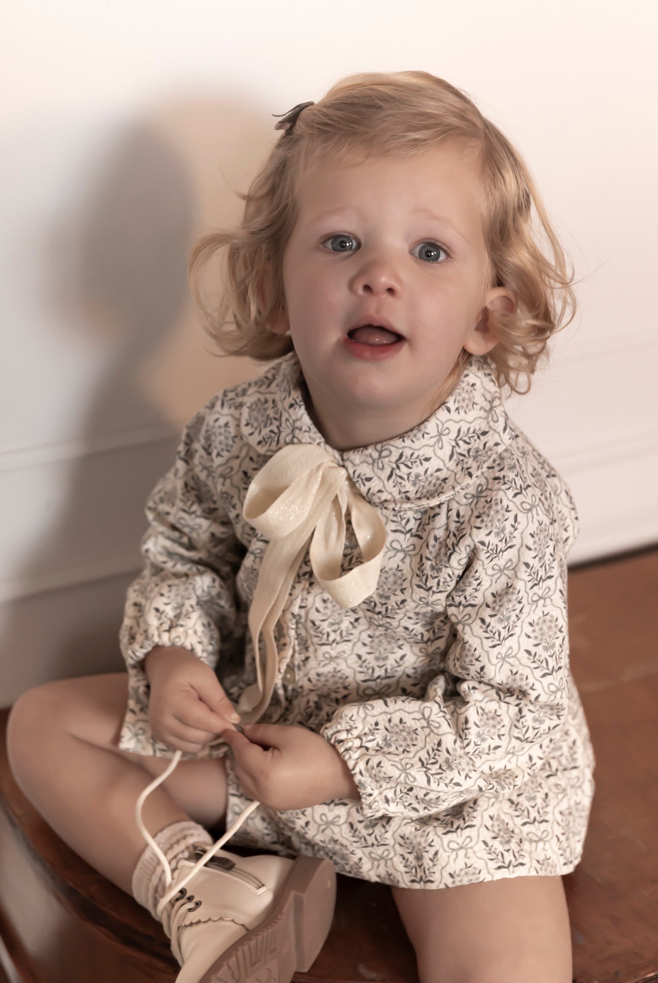 Conjunto bebe crudo con flores en azul Cosmosophie