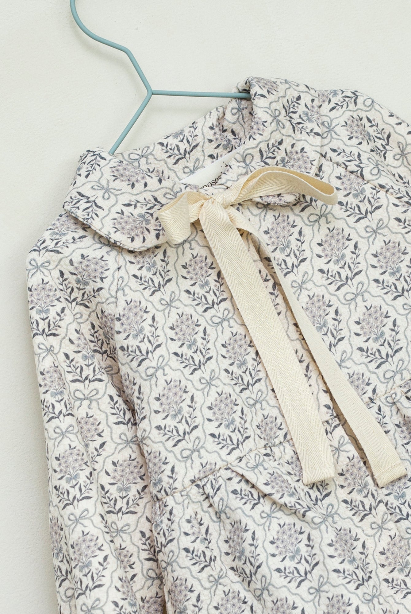 Conjunto bebe crudo con flores en azul Cosmosophie