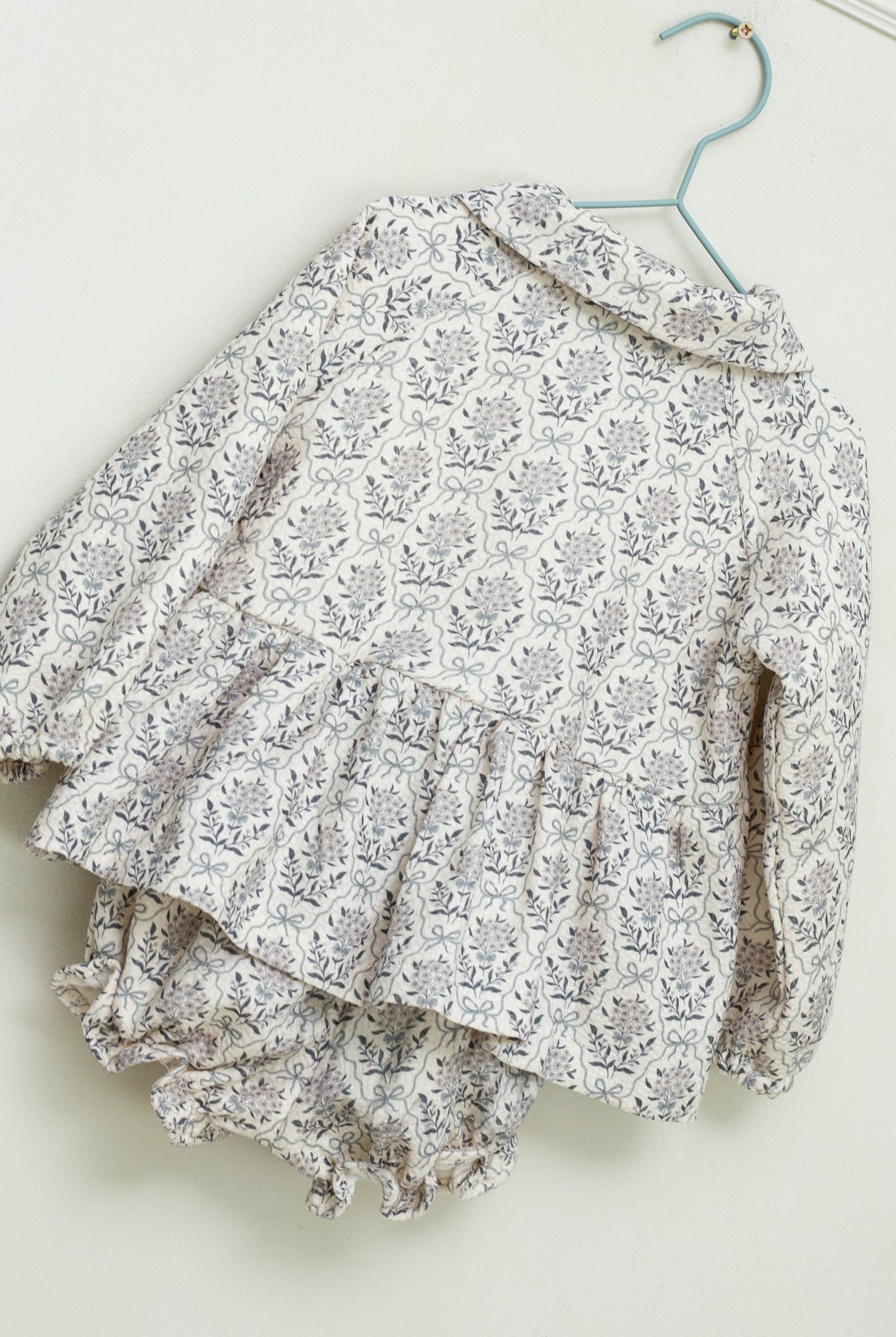 Conjunto bebe crudo con flores en azul Cosmosophie