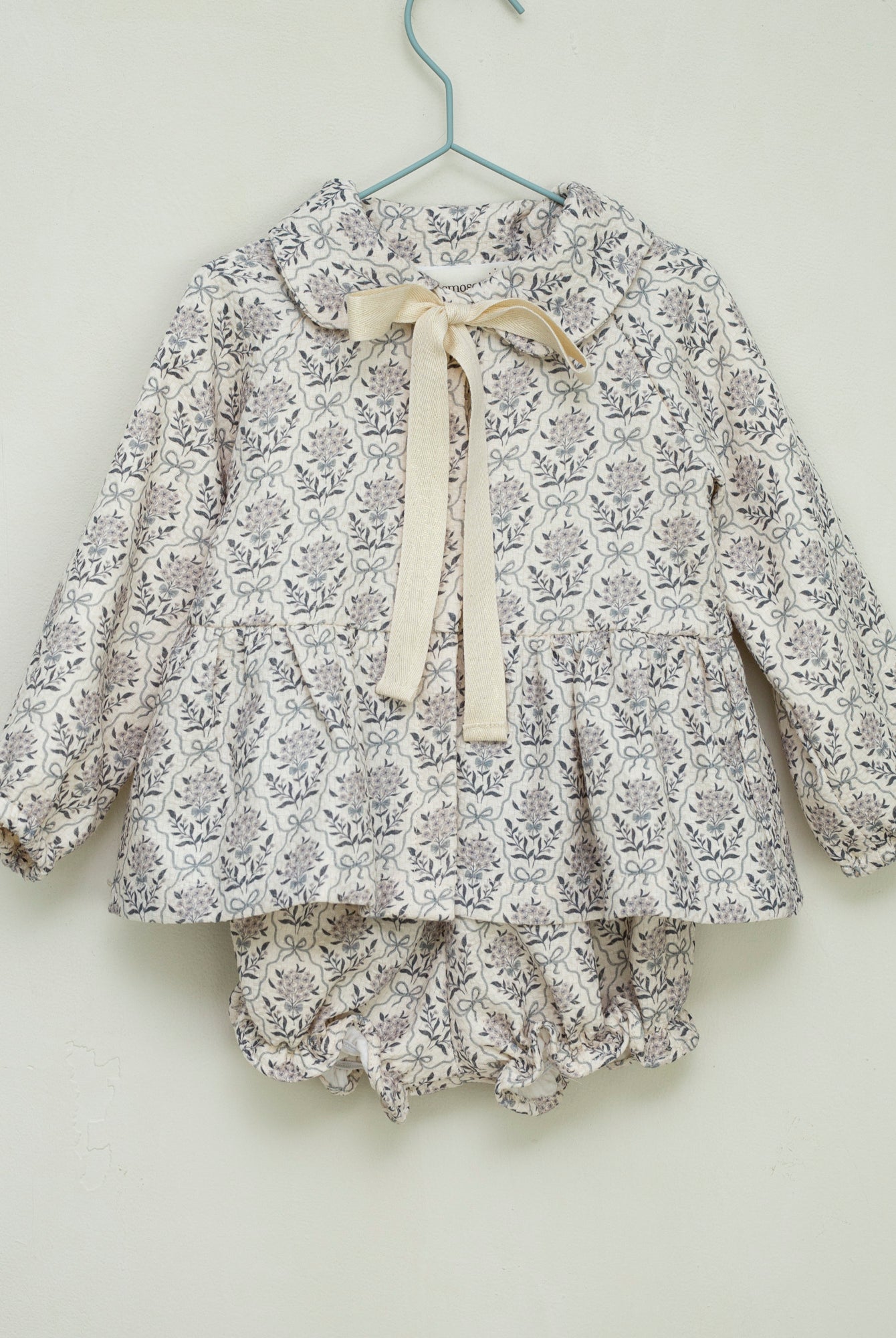 Conjunto bebe crudo con flores en azul Cosmosophie