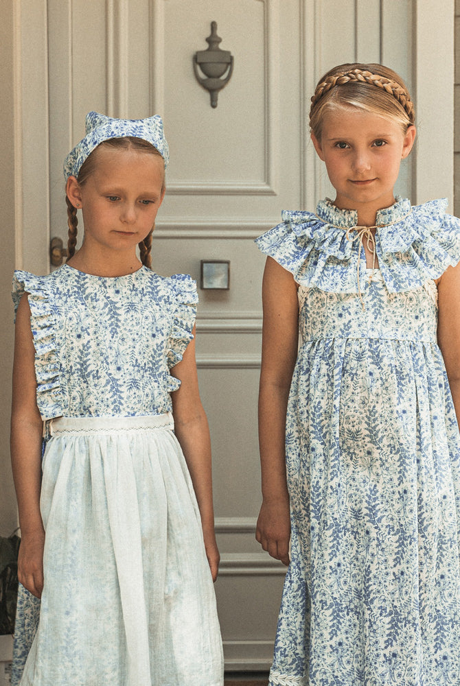 Vestido pichi con volantes en el pecho y estampado de flores en tonos azules. Cosmosophie