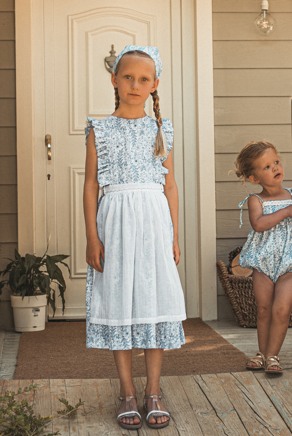 Vestido pichi con volantes en el pecho y estampado de flores en tonos azules. Cosmosophie