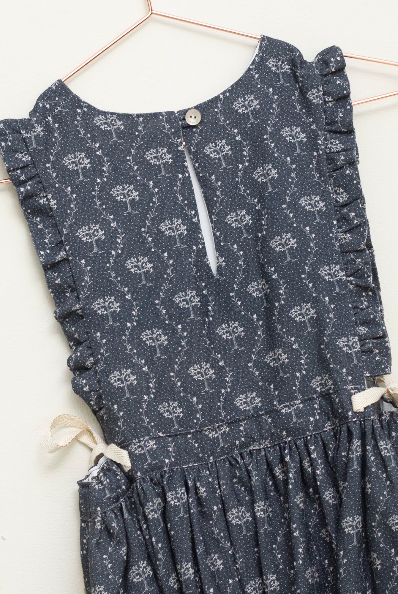 Pichi Hermes de lino azul marino con estampado de arboles de Cosmosophie.