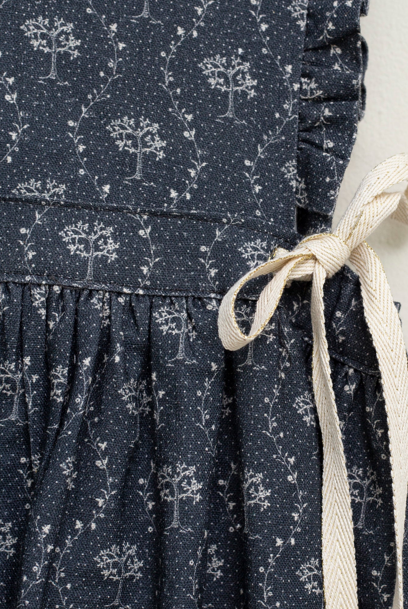 Pichi Hermes de lino azul marino con estampado de arboles de Cosmosophie.