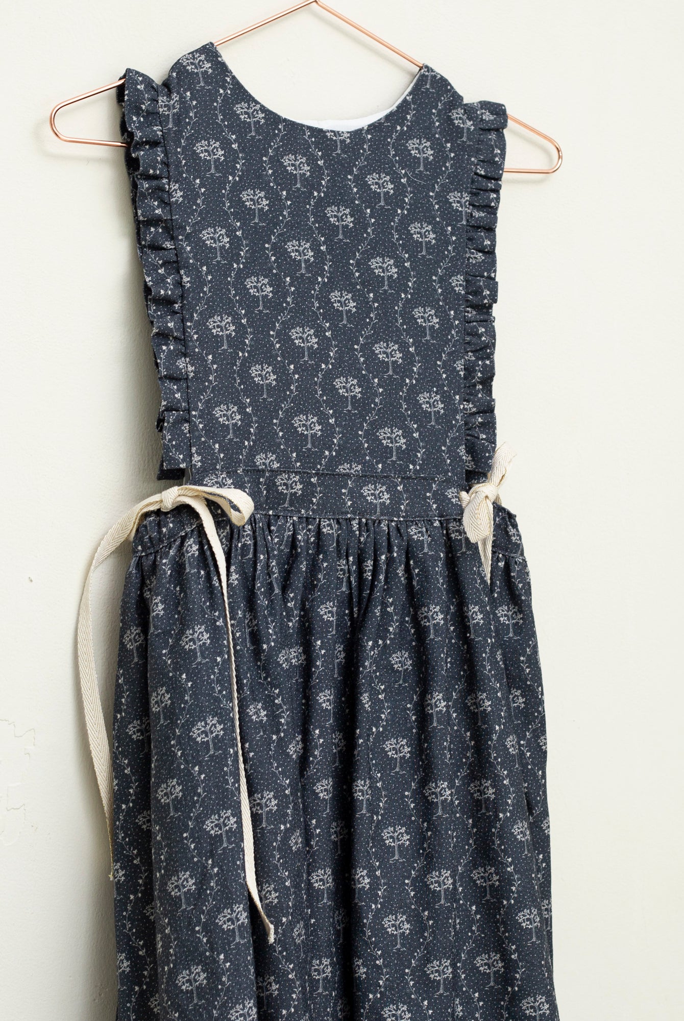 Pichi Hermes de lino azul marino con estampado de arboles de Cosmosophie.