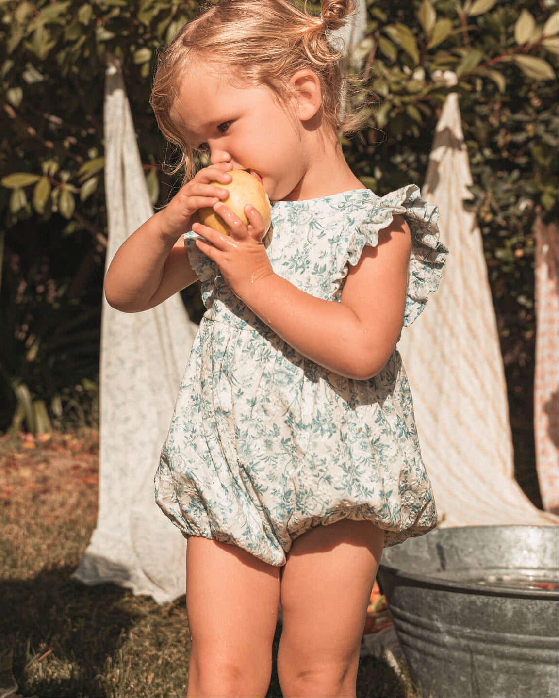 Ranita para bebe en una preciosa batista bordada con estampado de flores.