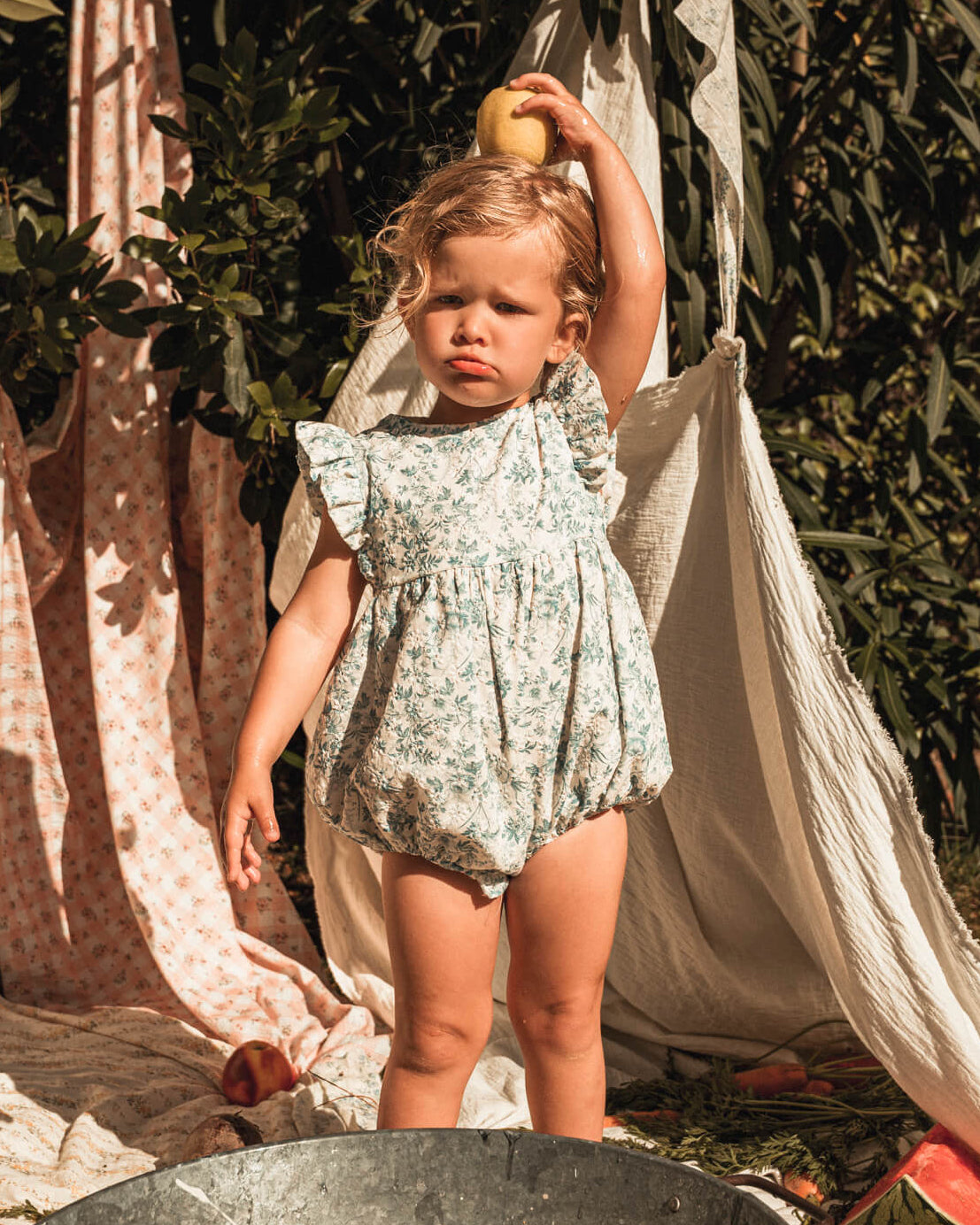 Ranita para bebe en una preciosa batista bordada con estampado de flores.