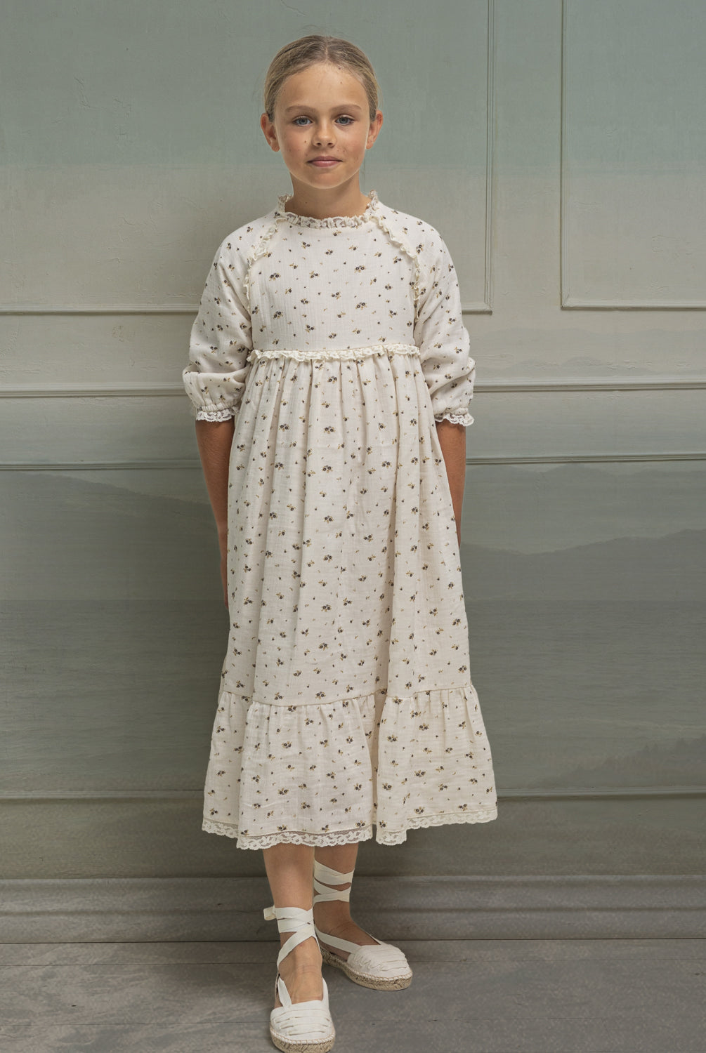Traje de arras de Invierno con fondo crema y florecitas en tonos grises y mostaza. Con encajes. Cosmosophie
