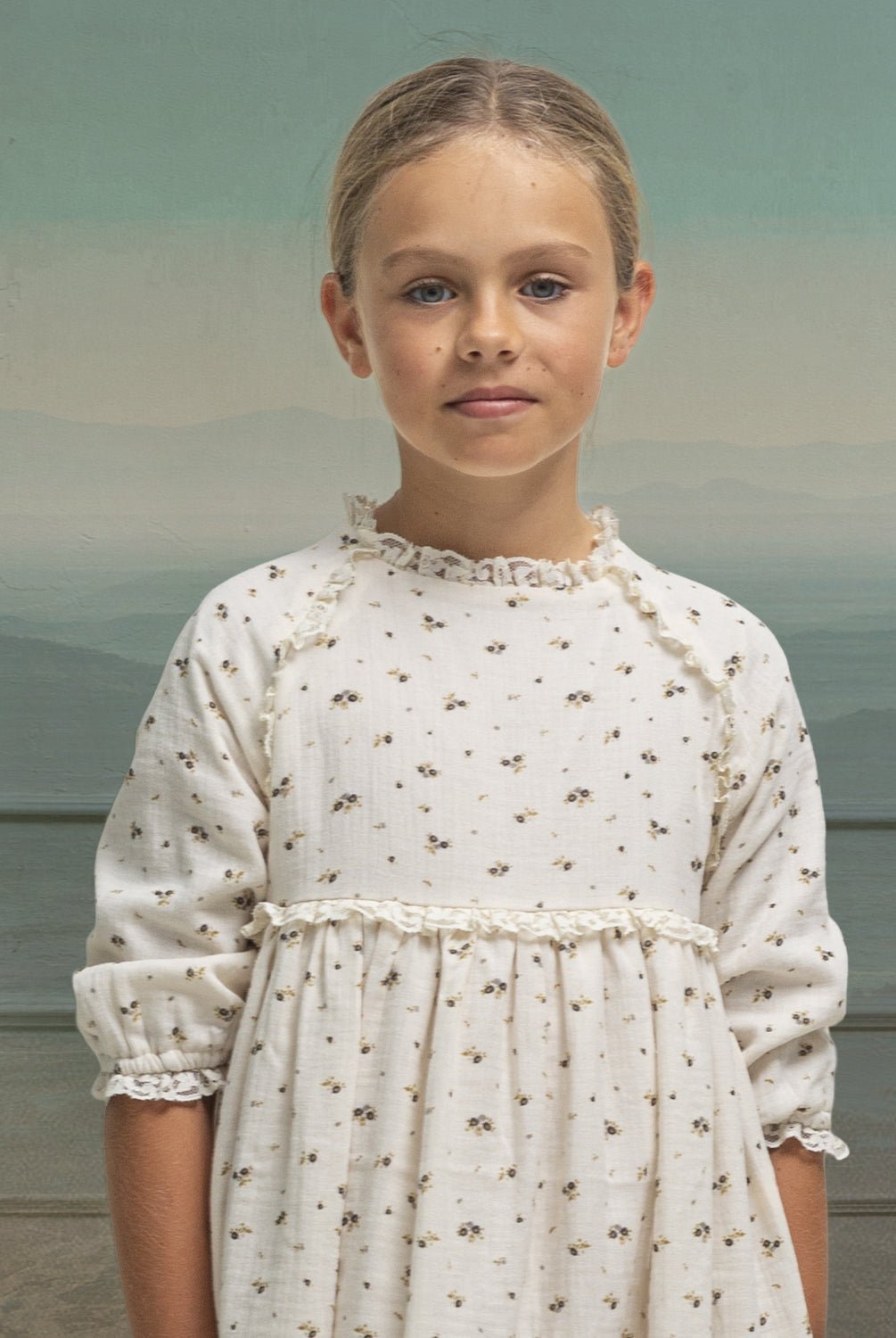 Traje de arras de Invierno con fondo crema y florecitas en tonos grises y mostaza. Con encajes. Cosmosophie