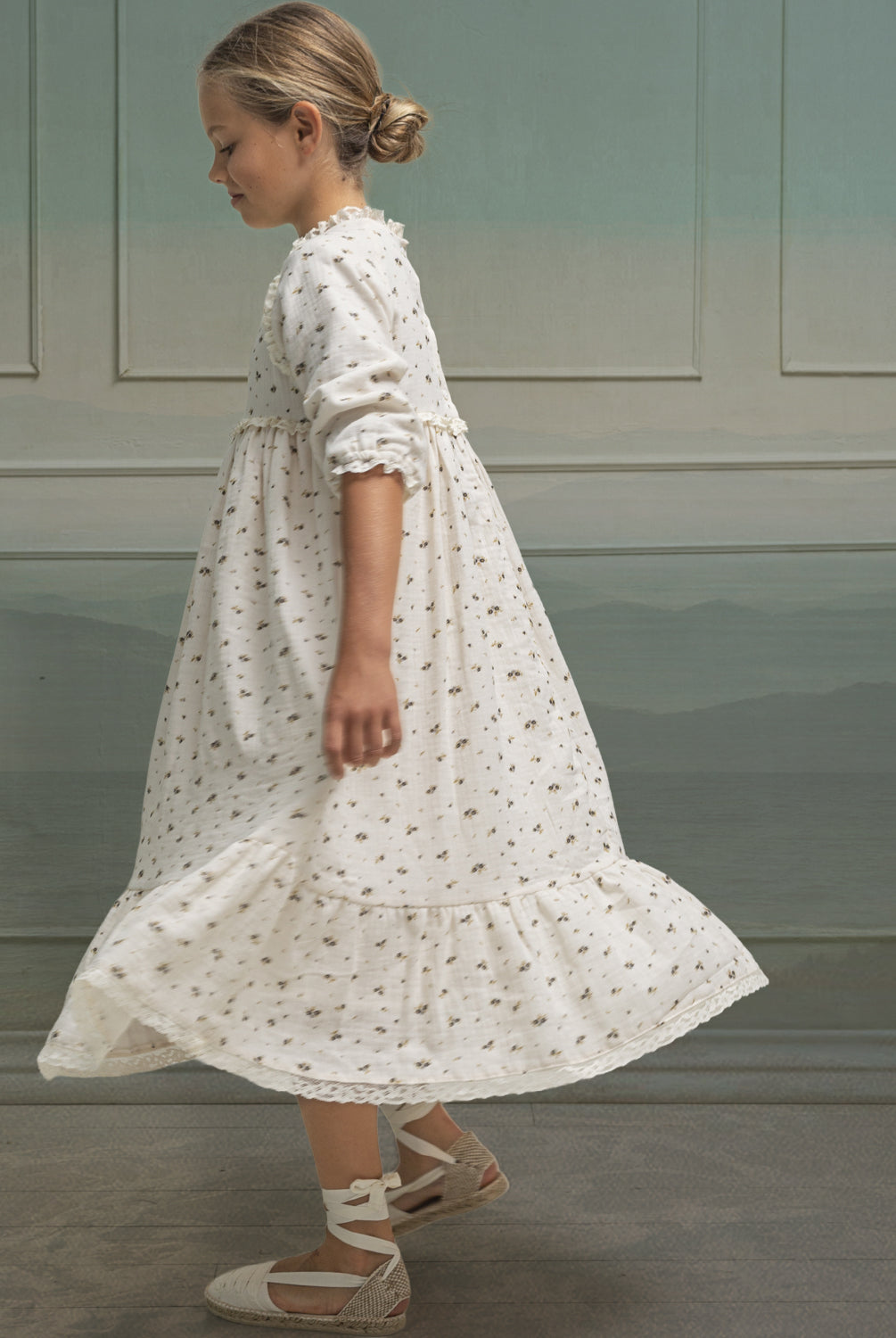 Traje de arras de Invierno con fondo crema y florecitas en tonos grises y mostaza. Con encajes. Cosmosophie
