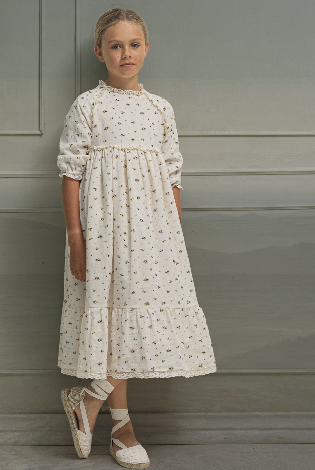 Traje de arras de Invierno con fondo crema y florecitas en tonos grises y mostaza. Con encajes. Cosmosophie