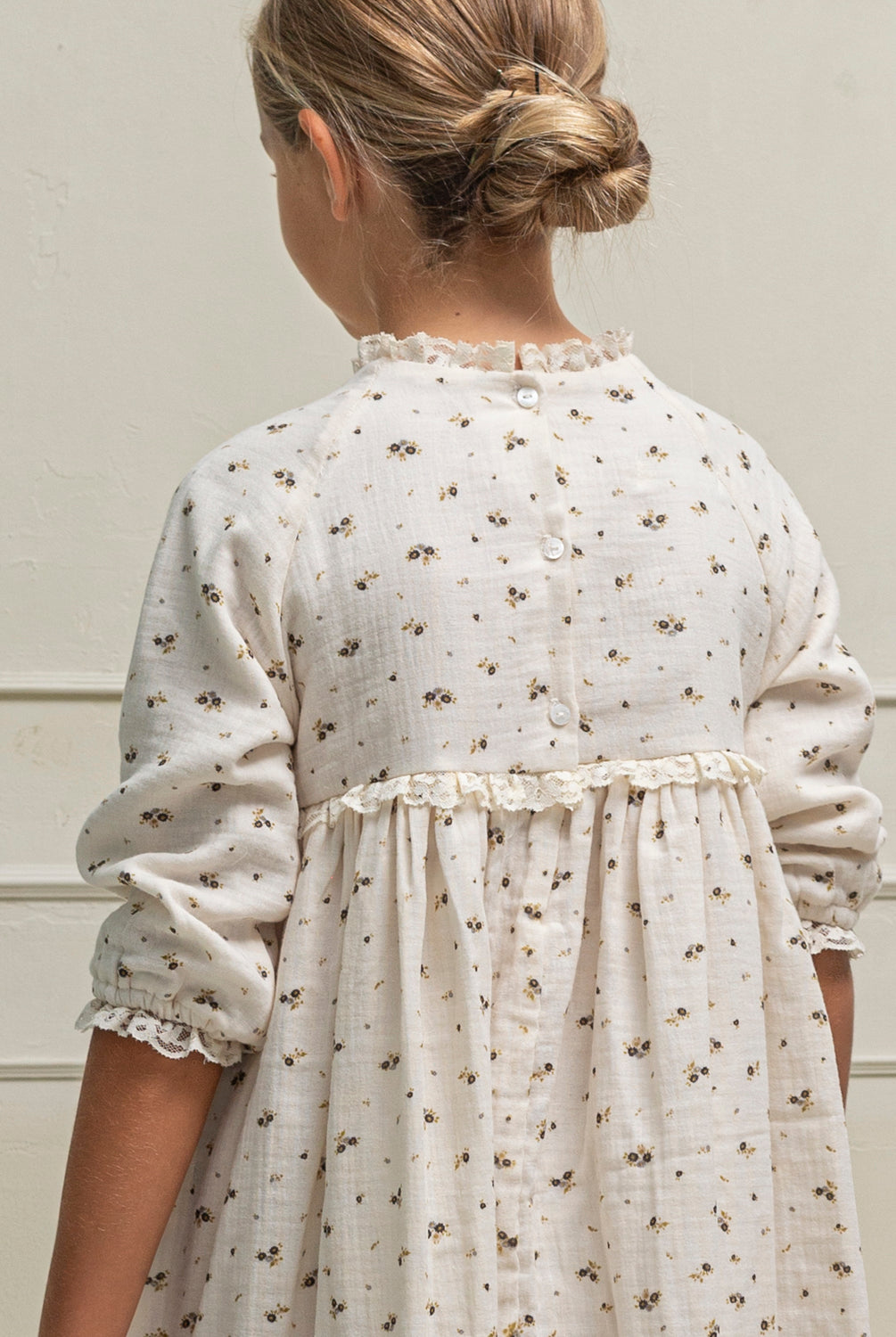 Traje de arras de Invierno con fondo crema y florecitas en tonos grises y mostaza. Con encajes. Cosmosophie