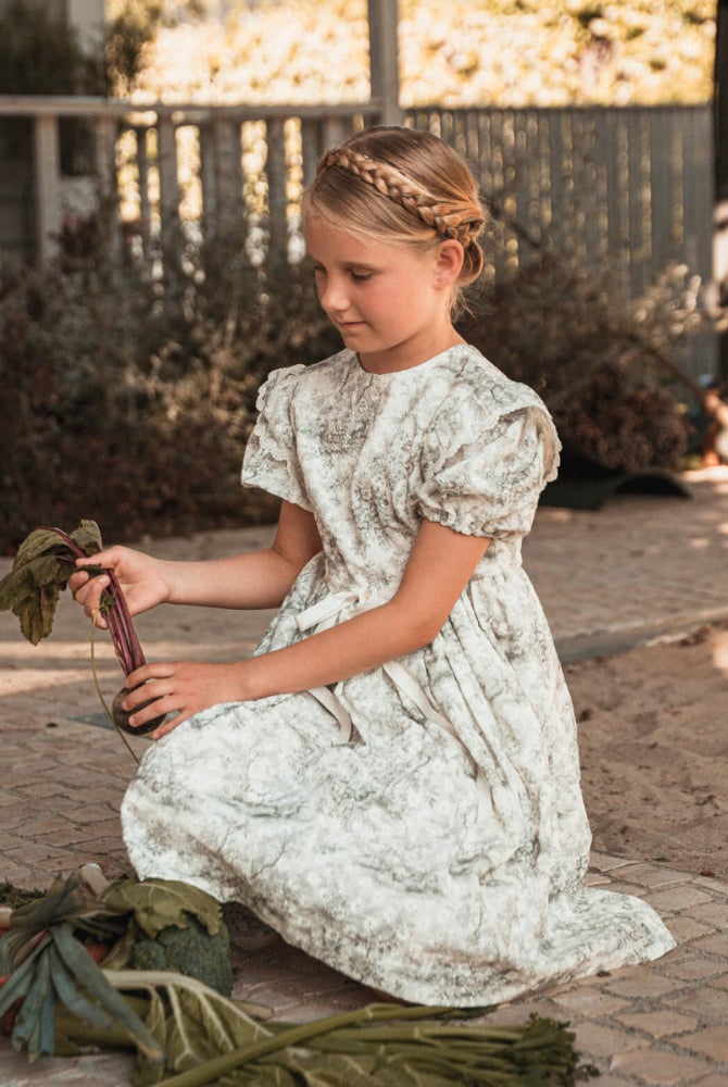 Vestido en batista bordada estampado toile de Jouy Cosmosophie