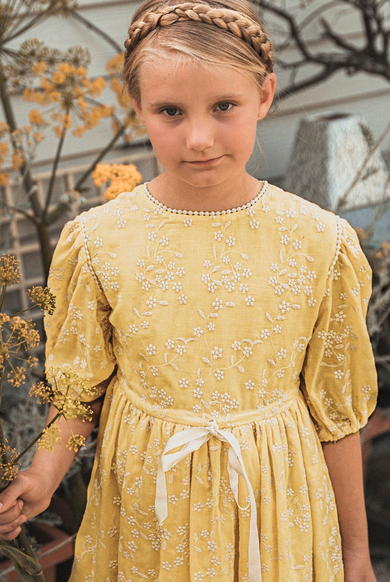 vestido amarillo bordado en blanco Cosmosophie