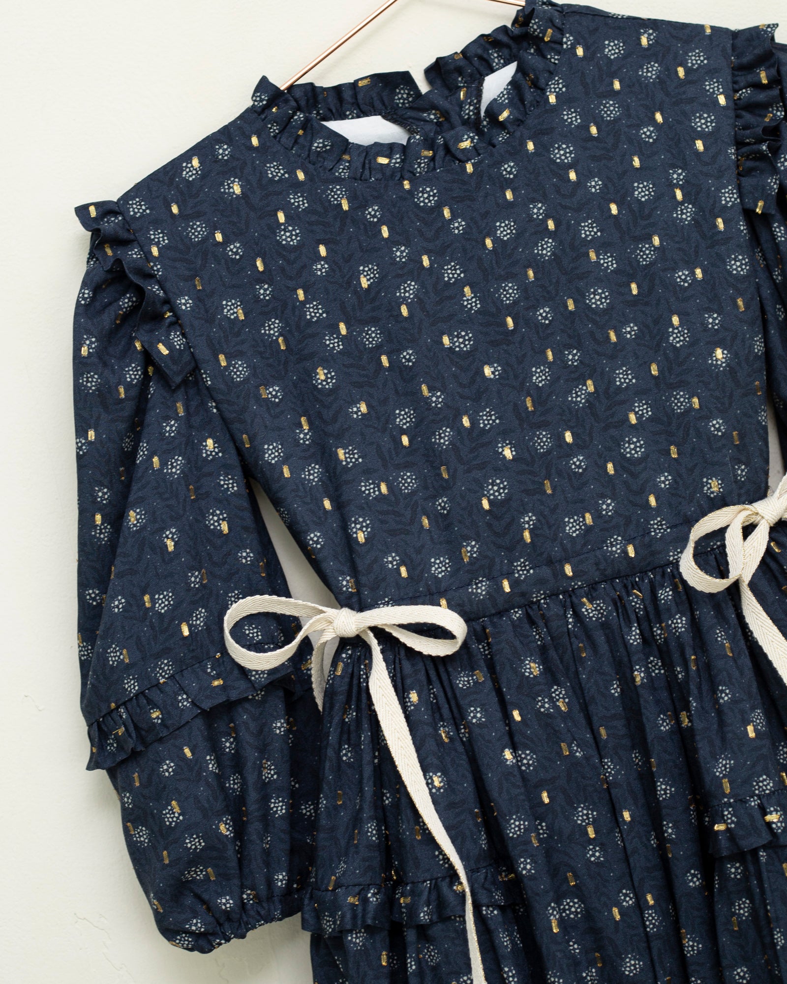 Vestido flores azul marino con oro Lotus de Cosmosophie