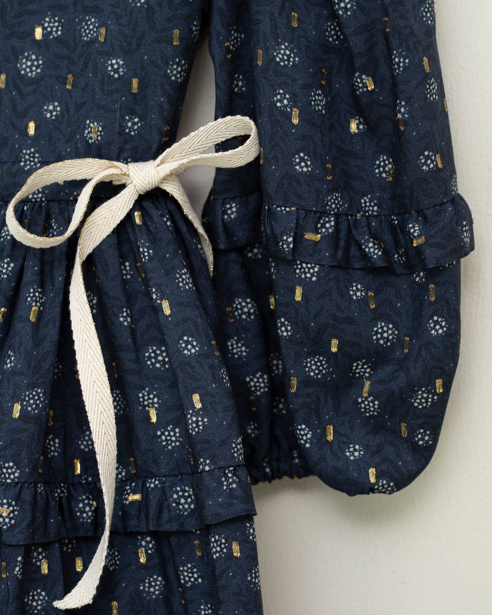 Vestido flores azul marino con oro Lotus de Cosmosophie