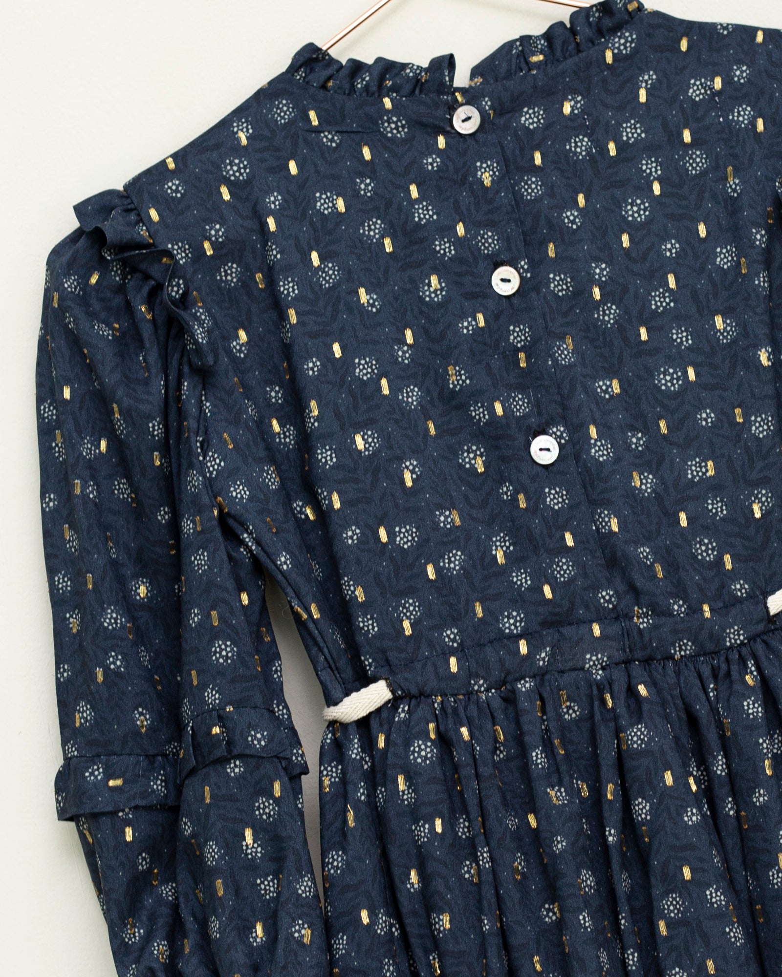 Vestido flores azul marino con oro Lotus de Cosmosophie