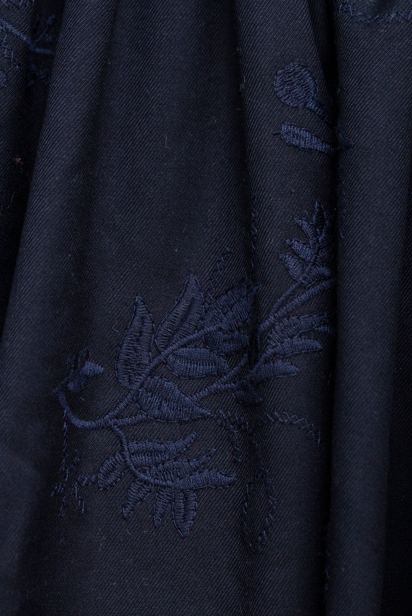 Vestido adolescente azul noche de lana bordada Cosmosophie