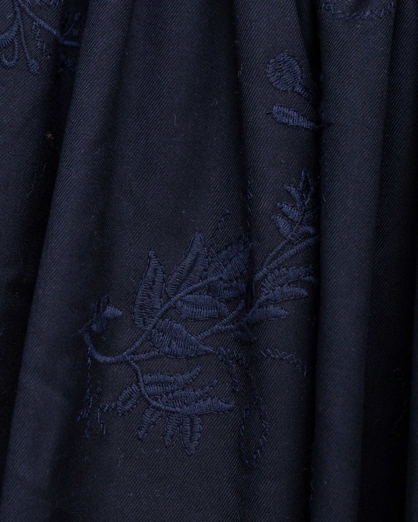 Vestido pichi azul noche de lana bordada Cosmosophie