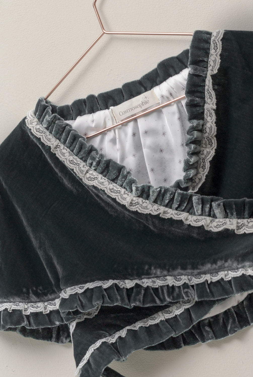 Preciosa mañanita para combinar con nuestros trajes de arras, Confeccionado en terciopelo a juego con nuestros vestidos. Cosmosophie