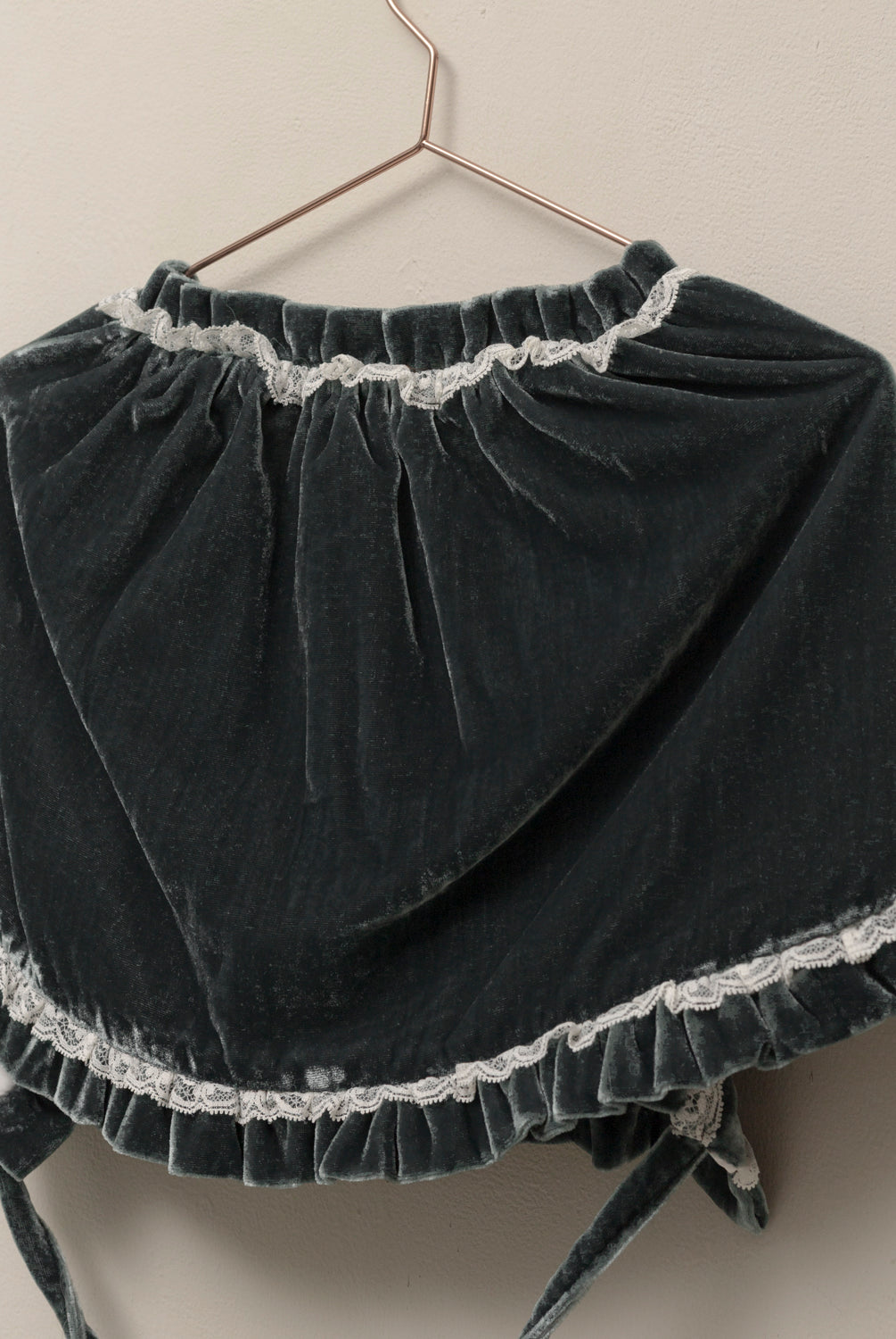 Preciosa mañanita para combinar con nuestros trajes de arras, Confeccionado en terciopelo a juego con nuestros vestidos. Cosmosophie