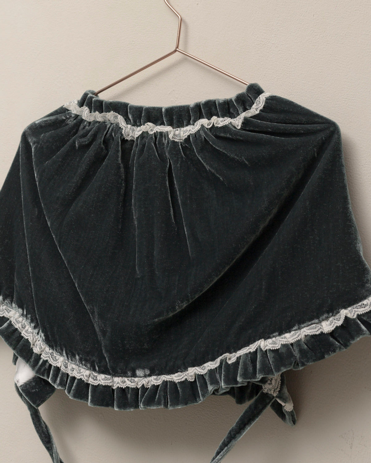 Preciosa mañanita para combinar con nuestros trajes de arras, Confeccionado en terciopelo a juego con nuestros vestidos. Cosmosophie