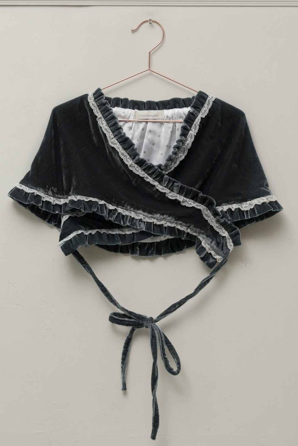 Preciosa mañanita para combinar con nuestros trajes de arras, Confeccionado en terciopelo a juego con nuestros vestidos. Cosmosophie
