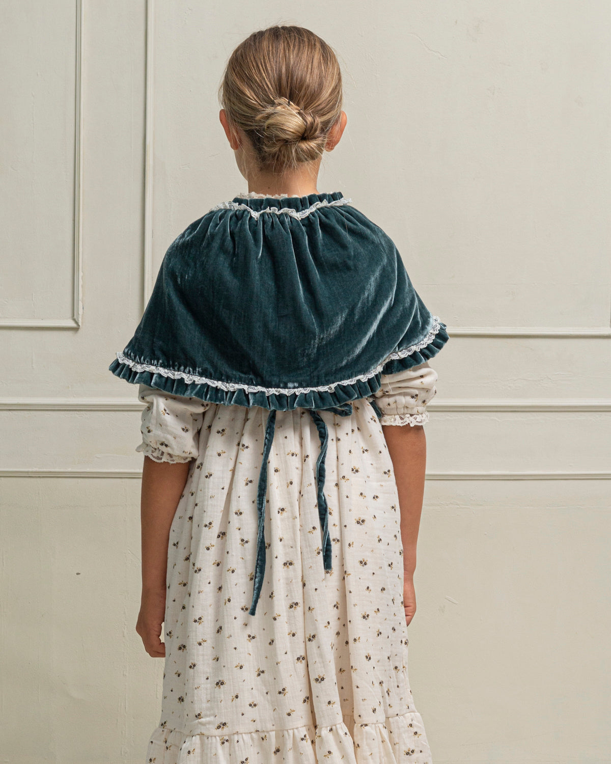 Preciosa mañanita para combinar con nuestros trajes de arras, Confeccionado en terciopelo a juego con nuestros vestidos. Cosmosophie