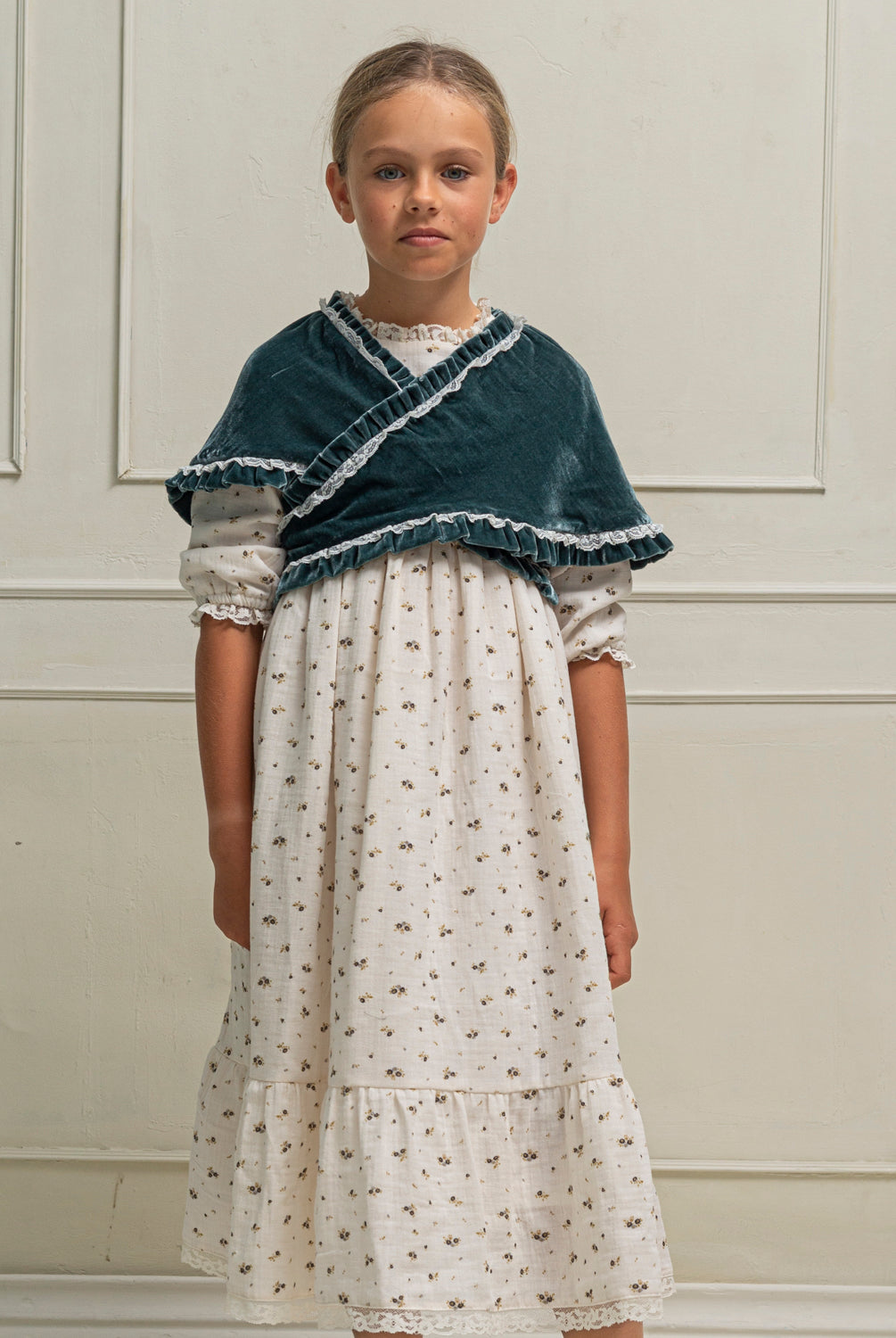 Preciosa mañanita para combinar con nuestros trajes de arras, Confeccionado en terciopelo a juego con nuestros vestidos. Cosmosophie