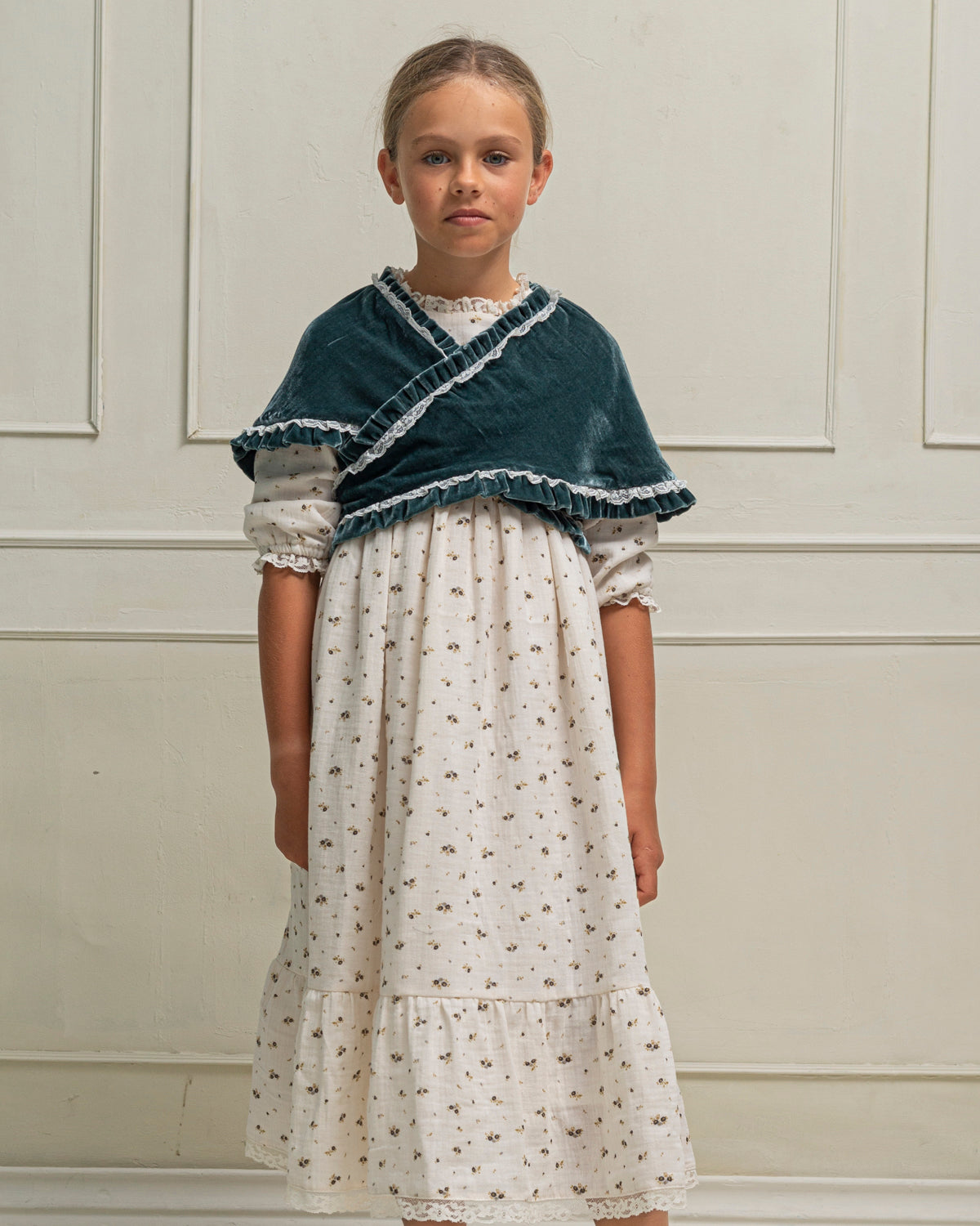 Preciosa mañanita para combinar con nuestros trajes de arras, Confeccionado en terciopelo a juego con nuestros vestidos. Cosmosophie