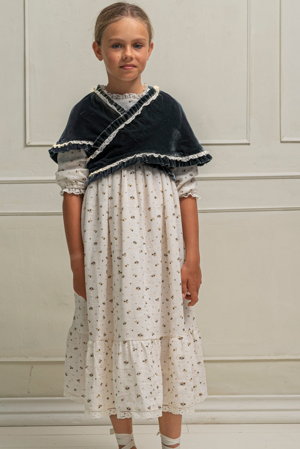 Preciosa mañanita para combinar con nuestros trajes de arras, Confeccionado en terciopelo a juego con nuestros vestidos. Cosmosophie