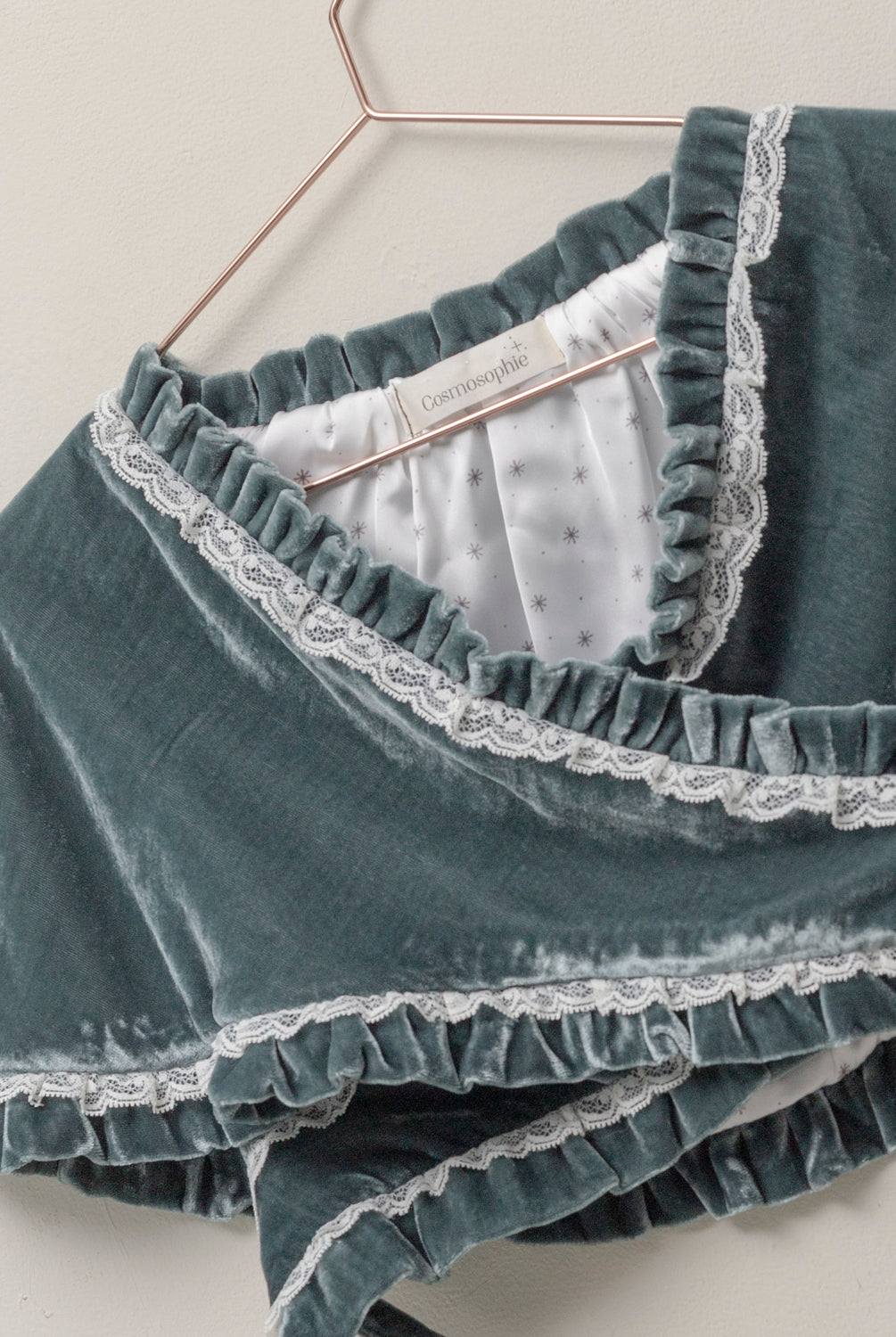 Preciosa mañanita para combinar con nuestros trajes de arras, Confeccionado en terciopelo a juego con nuestros vestidos. Cosmosophie