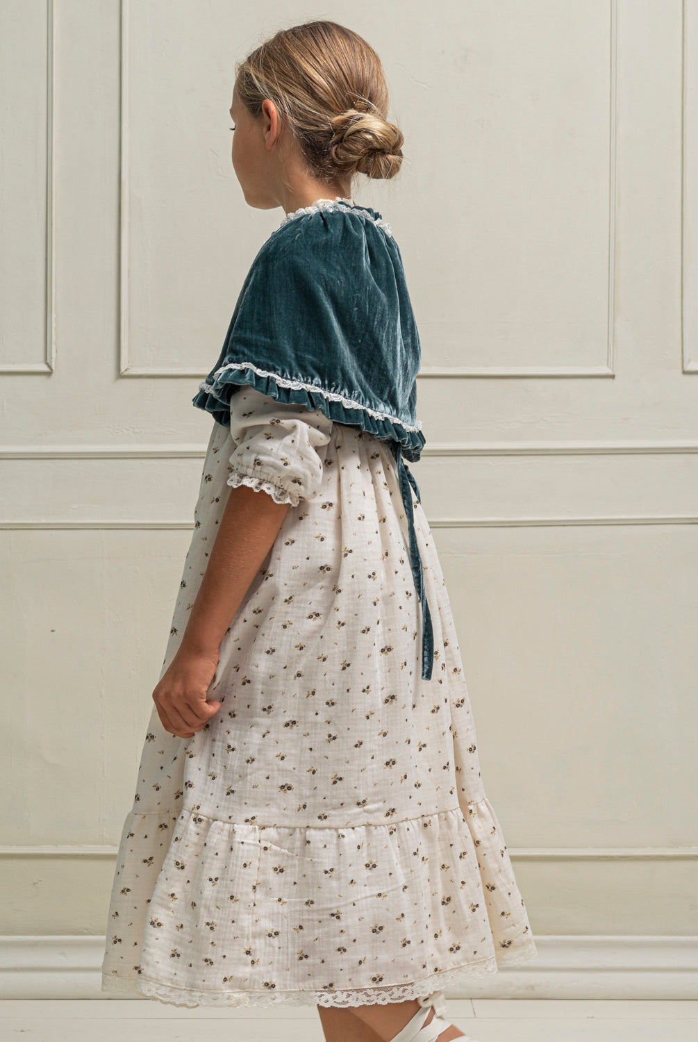 Preciosa mañanita para combinar con nuestros trajes de arras, Confeccionado en terciopelo a juego con nuestros vestidos. Cosmosophie