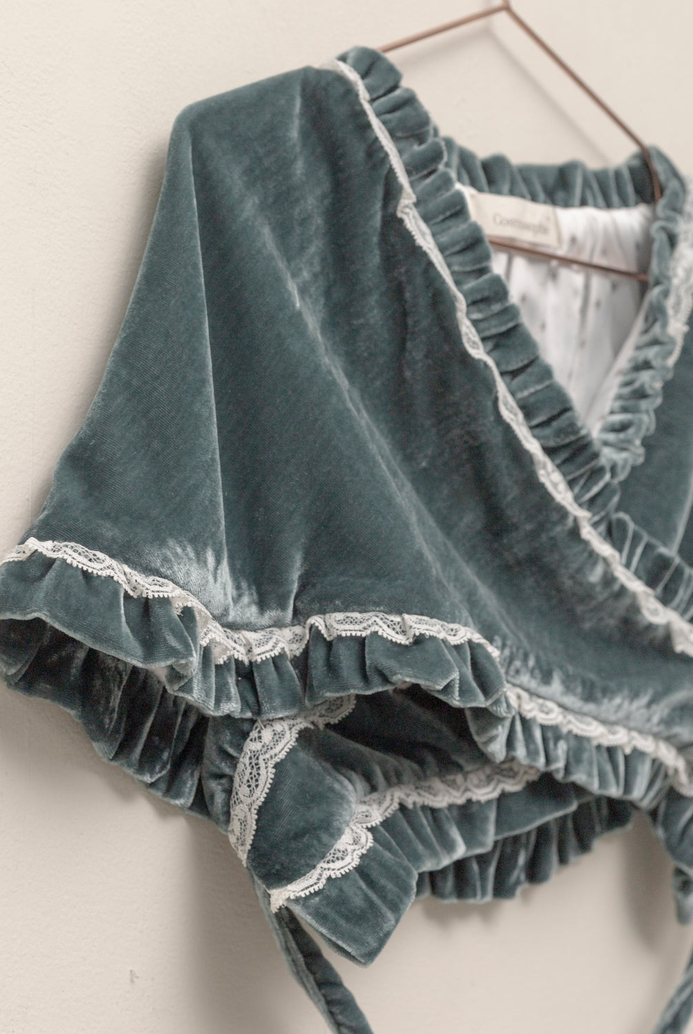 Preciosa mañanita para combinar con nuestros trajes de arras, Confeccionado en terciopelo a juego con nuestros vestidos. Cosmosophie