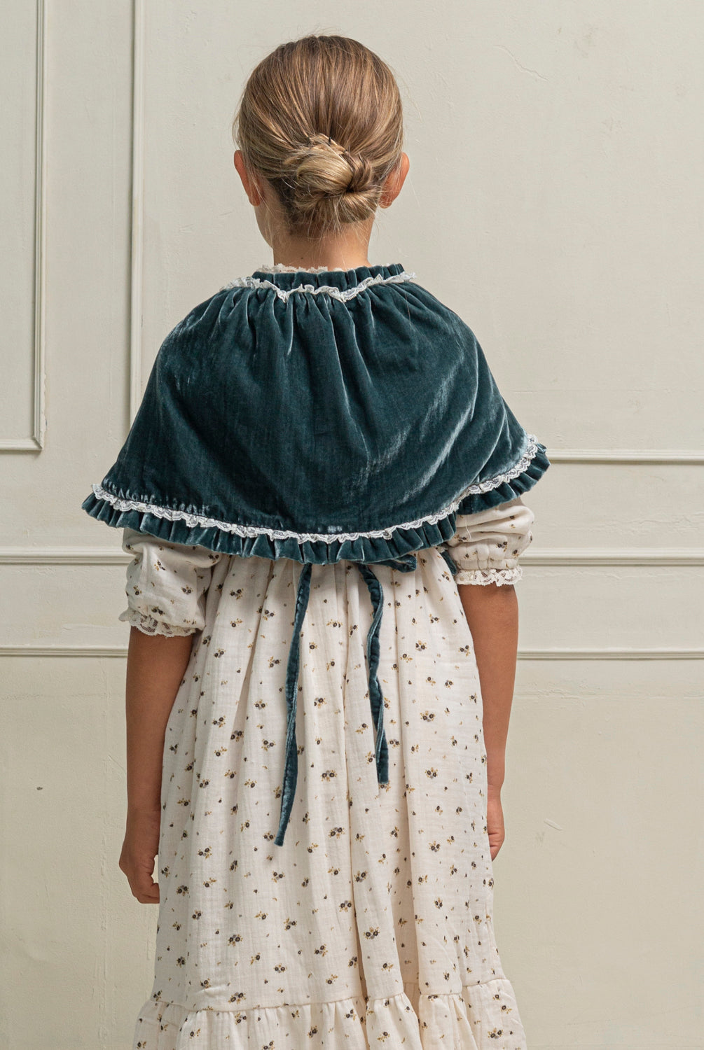 Preciosa mañanita para combinar con nuestros trajes de arras, Confeccionado en terciopelo a juego con nuestros vestidos. Cosmosophie