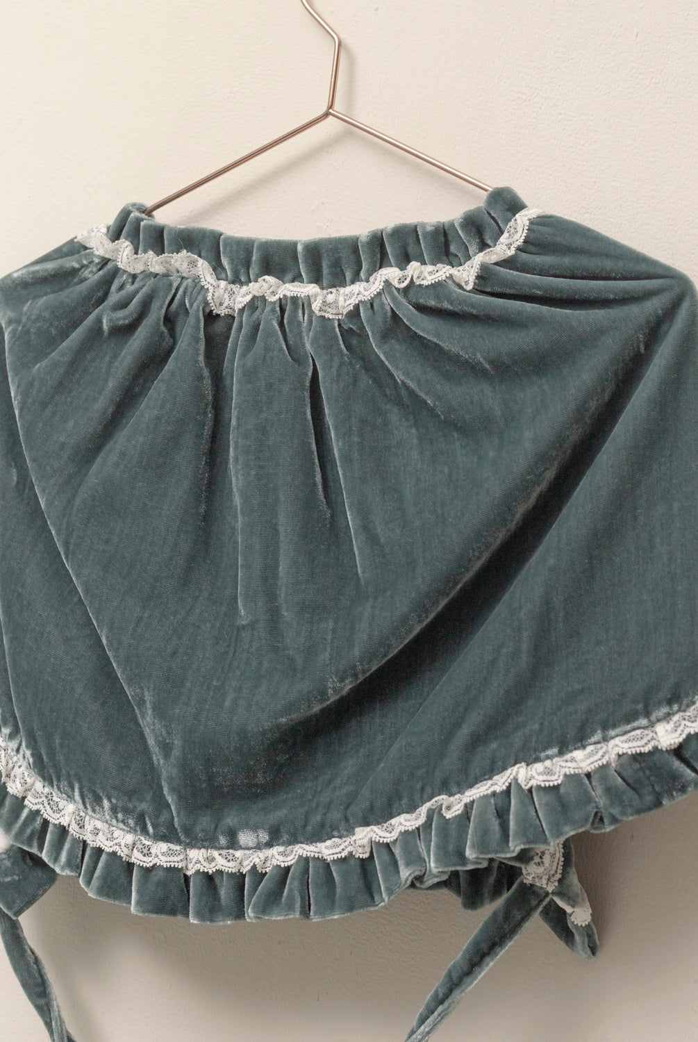 Preciosa mañanita para combinar con nuestros trajes de arras, Confeccionado en terciopelo a juego con nuestros vestidos. Cosmosophie