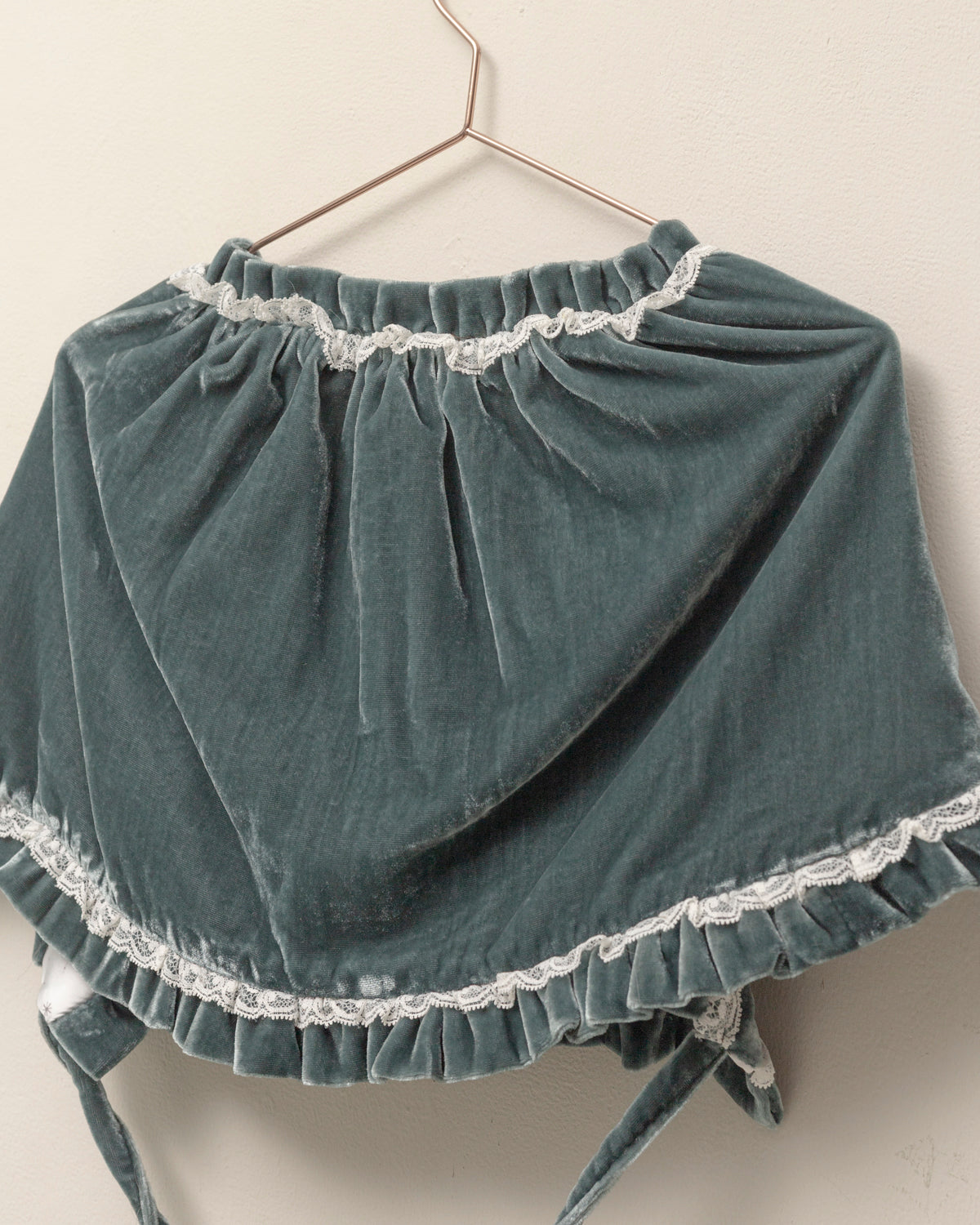 Preciosa mañanita para combinar con nuestros trajes de arras, Confeccionado en terciopelo a juego con nuestros vestidos. Cosmosophie