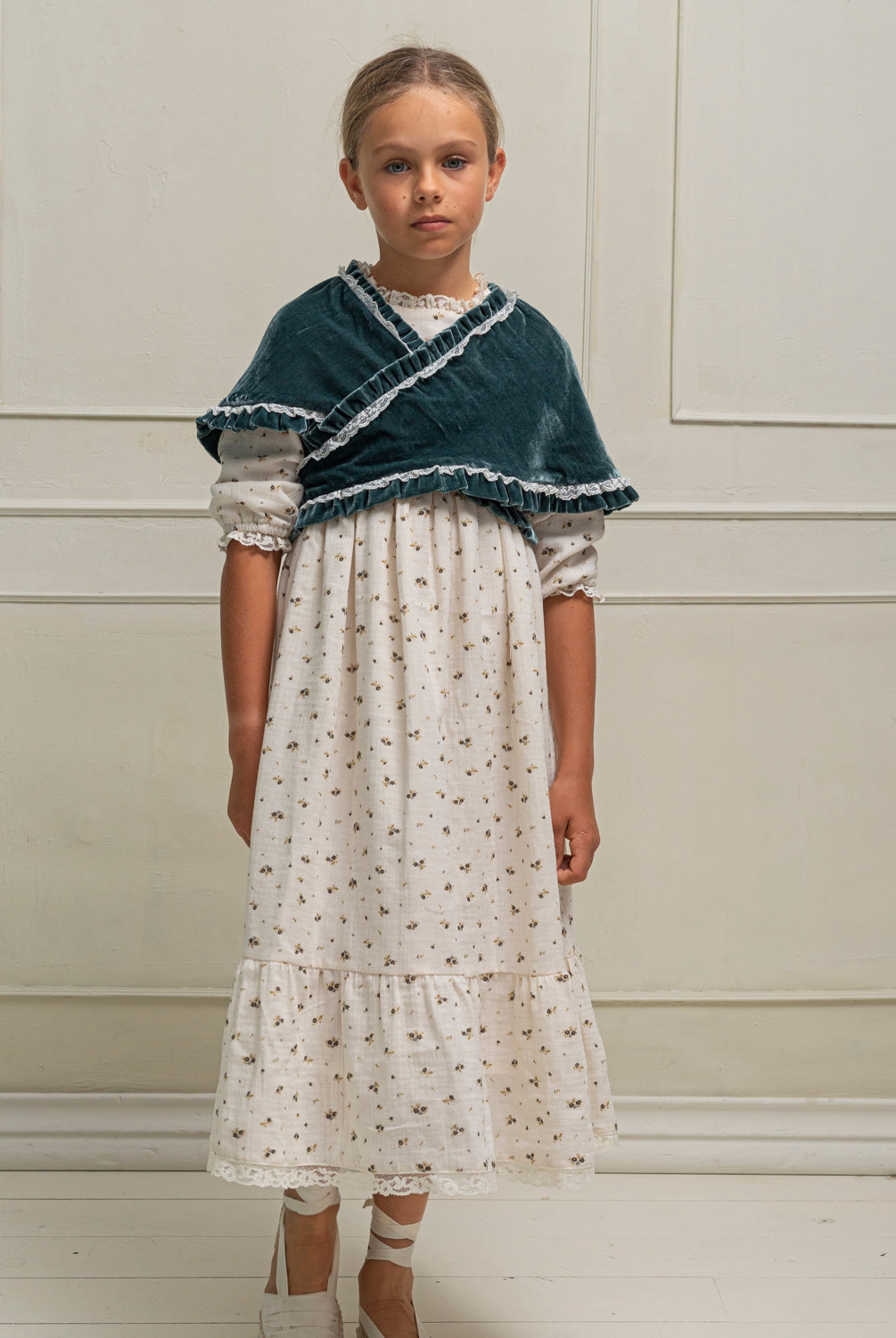 Preciosa mañanita para combinar con nuestros trajes de arras, Confeccionado en terciopelo a juego con nuestros vestidos. Cosmosophie
