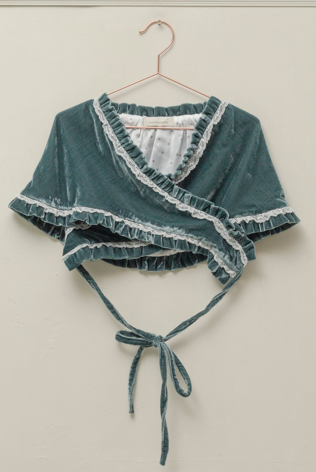 Preciosa mañanita para combinar con nuestros trajes de arras, Confeccionado en terciopelo a juego con nuestros vestidos. Cosmosophie