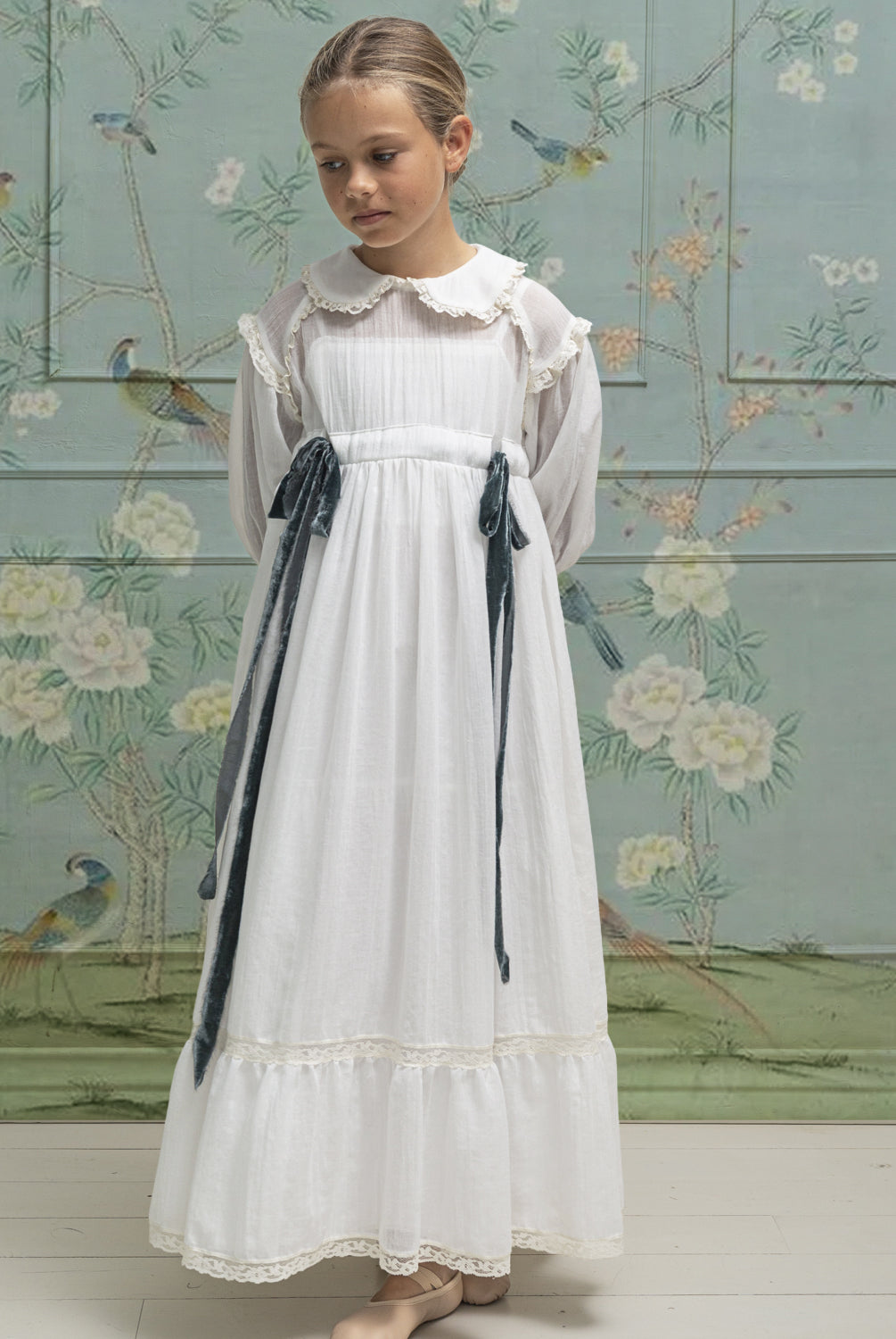 Vestido Primera Comunion con cuello bebe y lazadas en azul de terciopelo. Cosmosophie