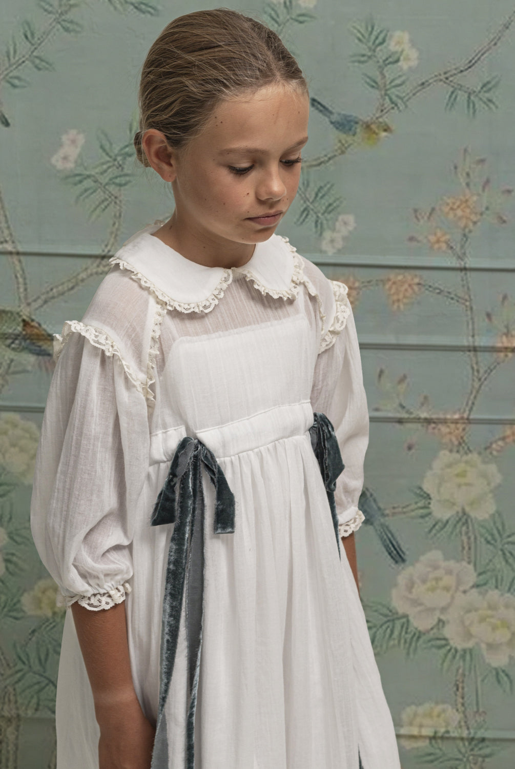 Vestido Primera Comunion con cuello bebe y lazadas en azul de terciopelo. Cosmosophie