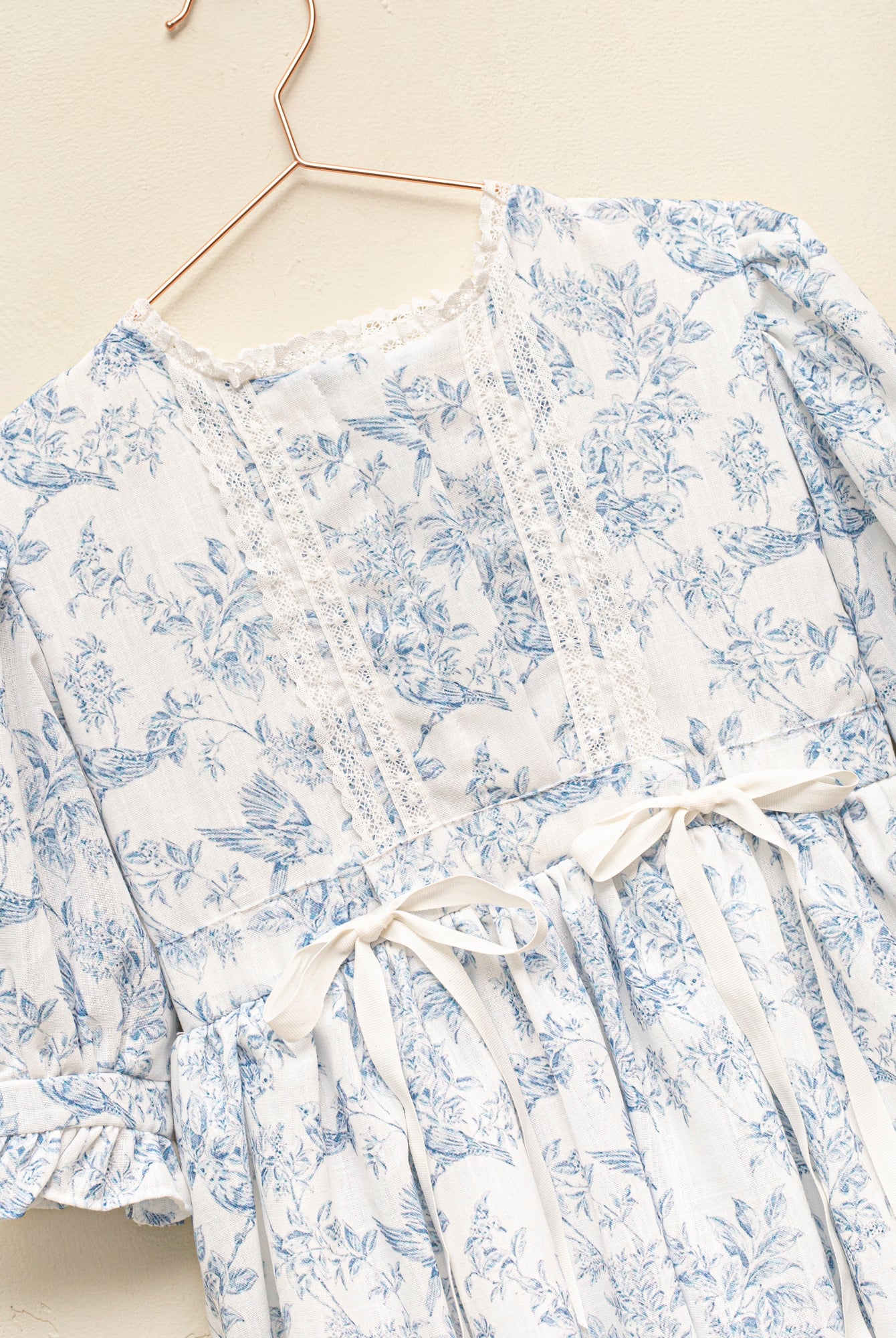 Vestido encajes estampado pájaros Moss Waso