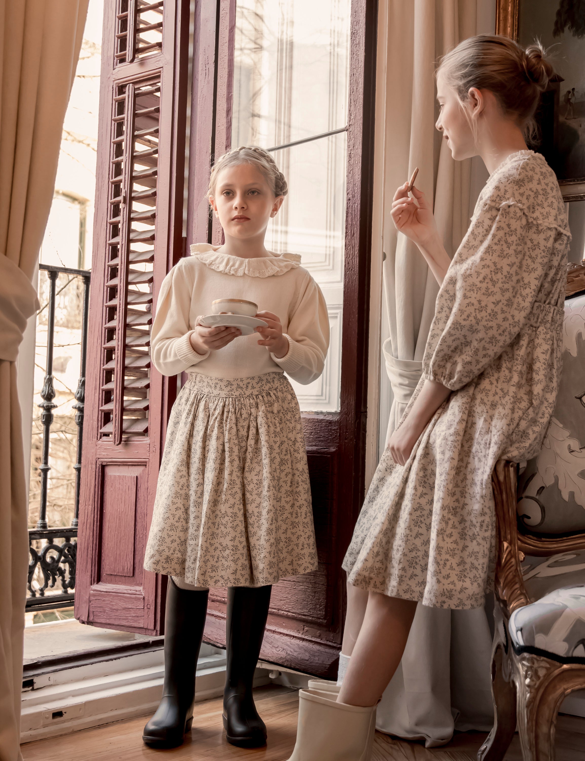 Falda lino beige con flores azul marino Cosmosophie